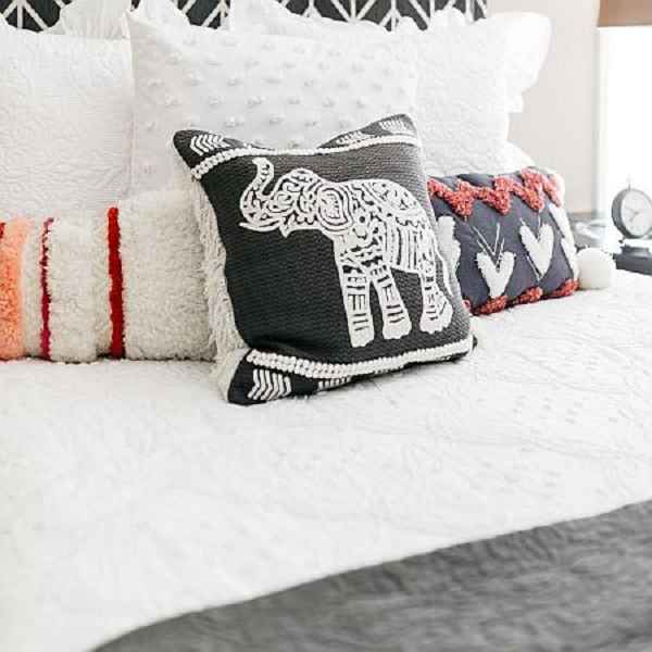 Ida Mae- Boucle White Quilt Set