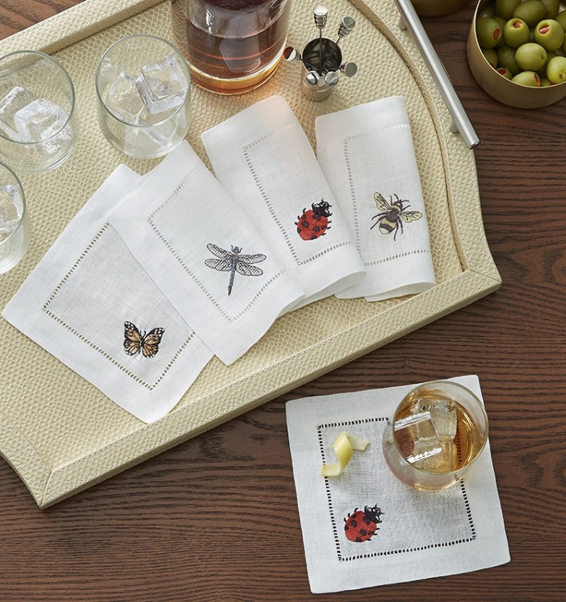 sferra-insetti-set-of-four-cocktail-napkins-lifestyle-1650s4cktl-bugs-default